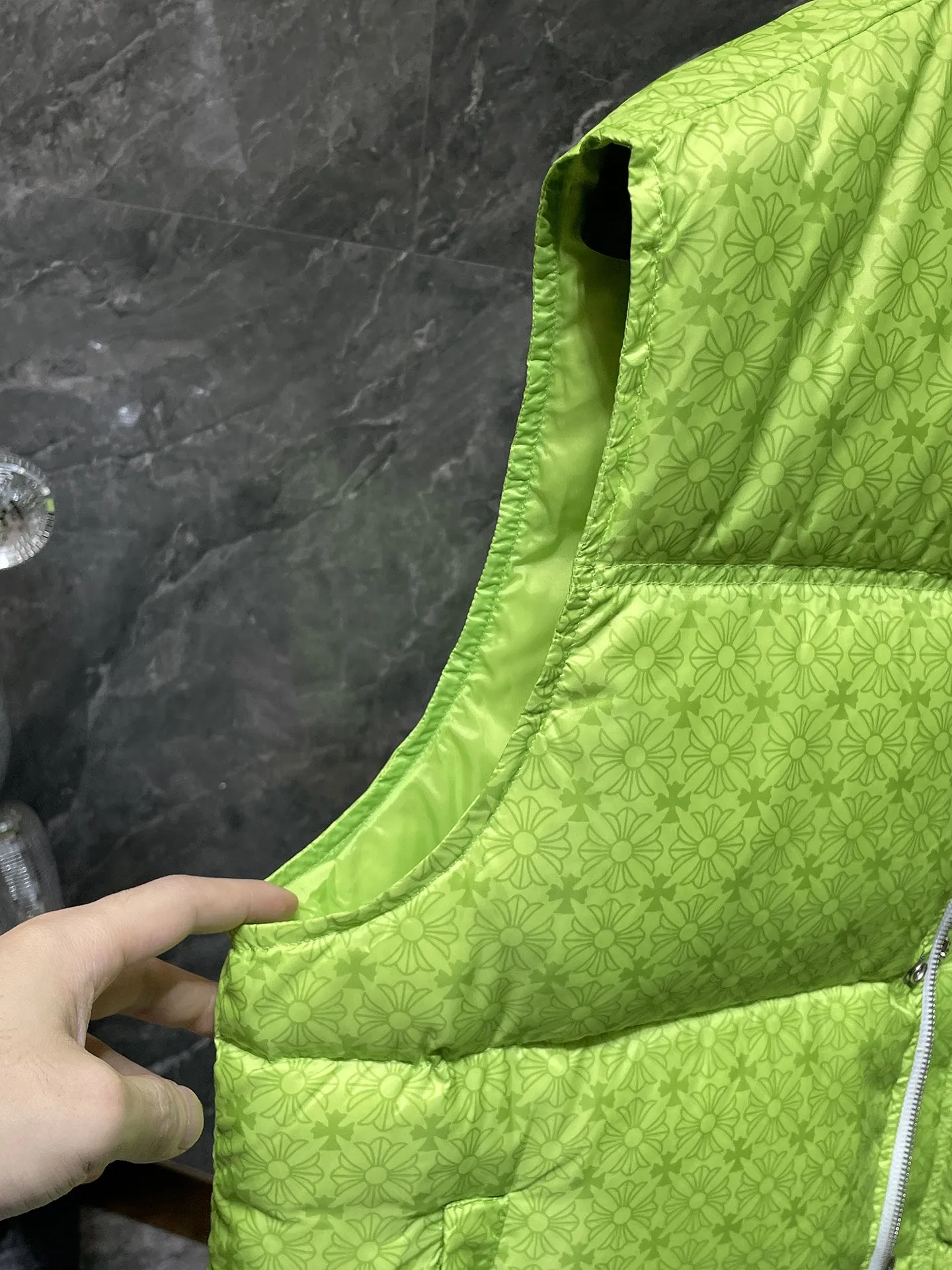 P636 Chrome Hearts ❄️Winter Down Jacket Series❄️ Chrome Hearts Dark Pattern Series Fluorescent Green Down Vest Available at counters simultaneously❤ The best Guangzhou Inspection National Standard 90 down on the market! ! The world’s highest fluffiness of 900D! ! High standard and sufficient down filling! ! Exterior windproof and waterproof dark pattern custom fabric, interior high-grade dark pattern lining fabric to prevent lint, original hardware molding, exquisite craftsmanship details, casual or formal wear ✨ slim fit and not bloated Recommended color: Customized dark pattern flower series Code number: S, M, L, XL